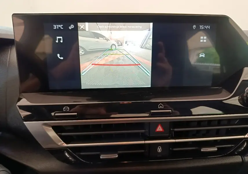 Écran tactile central affichant la caméra de recul dans l'habitacle de la Citroën C4 X noire, vue de face.