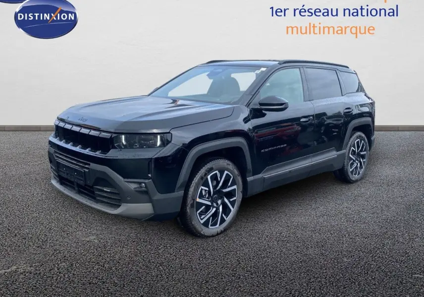 Jeep Compass noir Vulcano métal en 3/4 avant droit, avec jantes bicolores et calandre imposante.