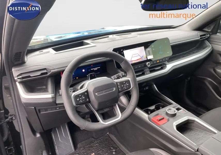 Intérieur noir du Jeep Compass 2026, vue du poste de conduite avec volant multifonction et écran tactile large.