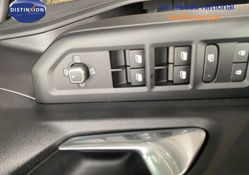 Gros plan sur les commandes de lève-vitres et rétroviseurs côté gauche intérieur du Jeep Compass noir Vulcano 2026.