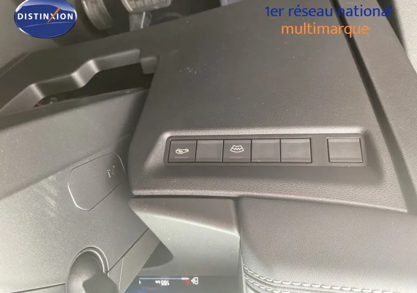 Gros plan sur les boutons de commande du tableau de bord noir du Jeep Compass MHEV 145CH BVA Summit 2026.