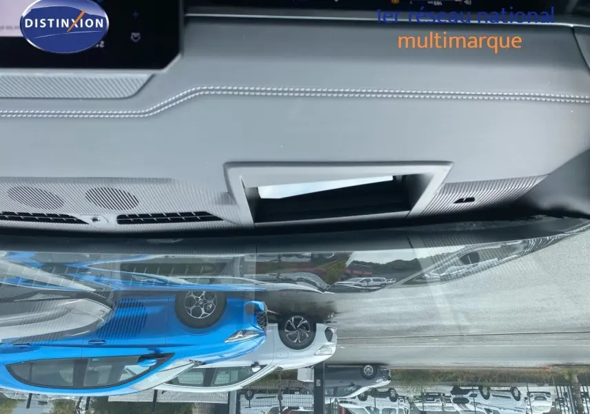 Vue de côté droit d’un Jeep Compass 2026 noir Vulcano Metal garé parmi d’autres véhicules en extérieur.