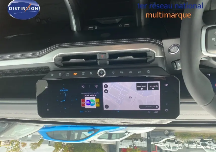 Tableau de bord du Jeep Compass 2026 noir Vulcano, vue frontale centrée sur l’écran tactile et la console moderne.
