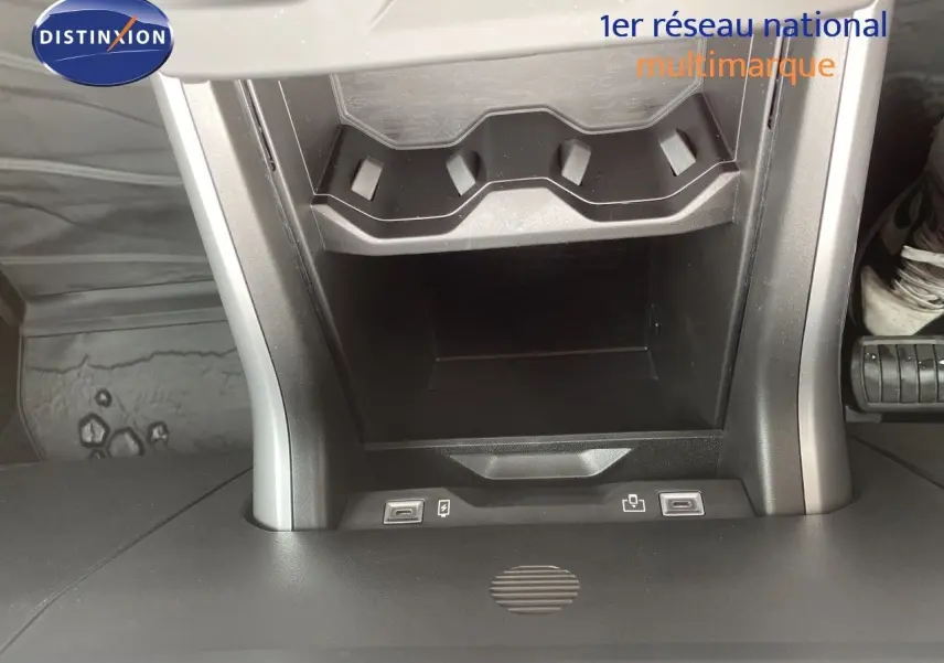 Gros plan sur la console centrale du Jeep Compass noir Vulcano, montrant les ports USB et un espace de rangement.