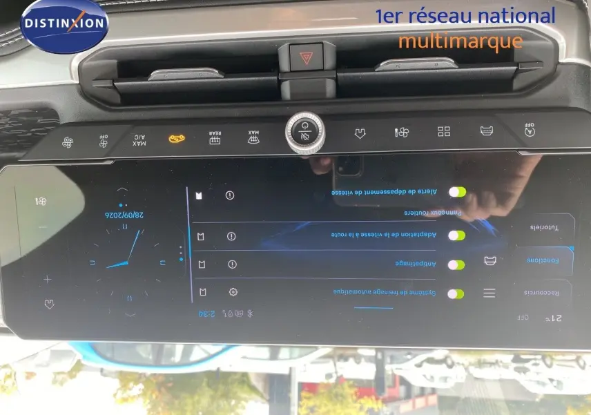 Vue rapprochée de l’écran tactile central du Jeep Compass noir Vulcano 2026, affichant les réglages du véhicule.
