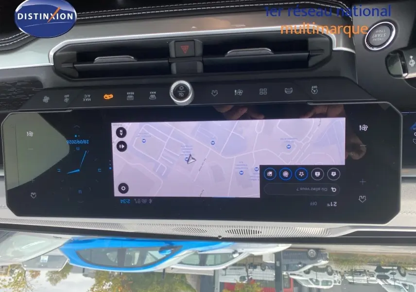 Vue intérieure du tableau de bord du Jeep Compass 2026, écran tactile affichant la navigation, détails en noir et chrome.
