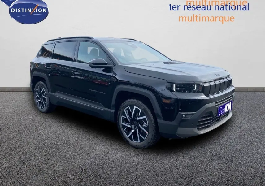 Jeep Compass noir Vulcano métal en 3/4 avant droit, avec jantes bi-ton et calandre distinctive noire.