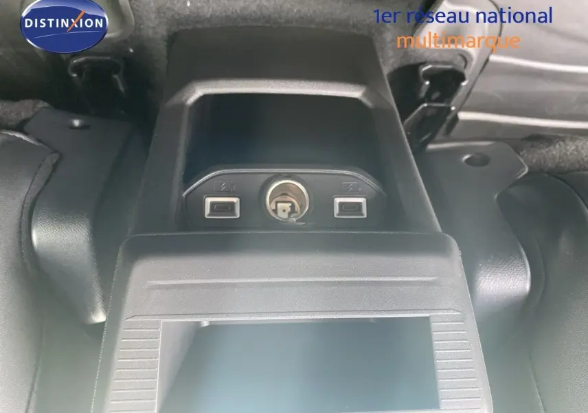 Vue rapprochée de la console centrale arrière du Jeep Compass noir Vulcano, montrant prises USB et allume-cigare.
