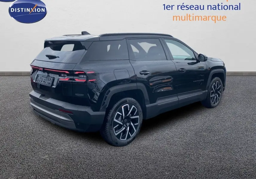 Jeep Compass noir Vulcano métal vu en 3/4 arrière côté droit, soulignant ses jantes et feux arrière LED distinctifs.