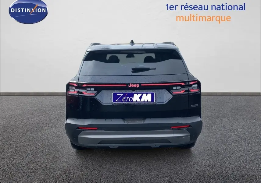 Vue arrière d'un Jeep Compass noir Vulcano metal 2026 avec feux arrière LED et logo rouge éclairé.