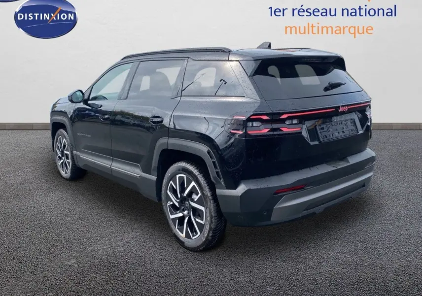 Jeep Compass noir Vulcano métal en 3/4 arrière droit, avec feux arrière LED et jantes alliage bicolores.