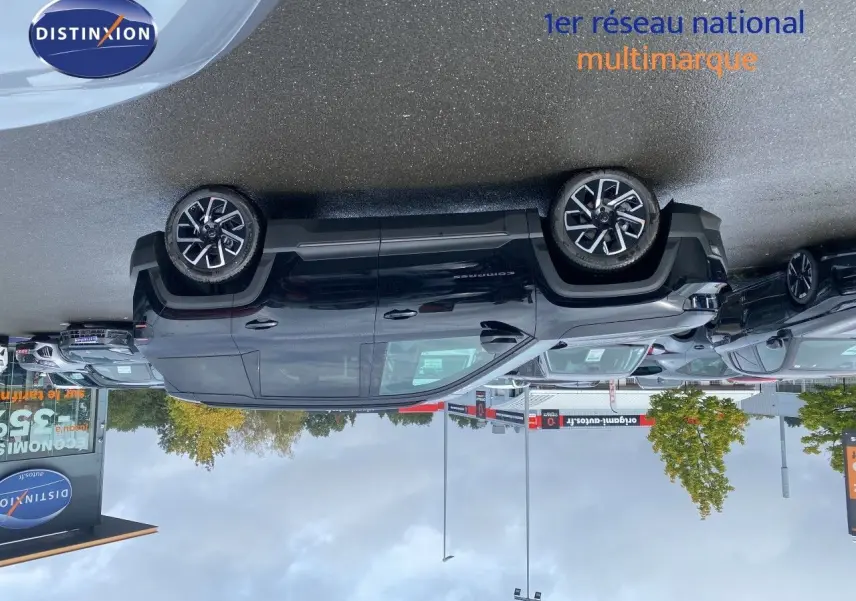 Jeep Compass noir Vulcano métal vu de profil côté gauche sur parking extérieur avec jantes alliage bicolores.