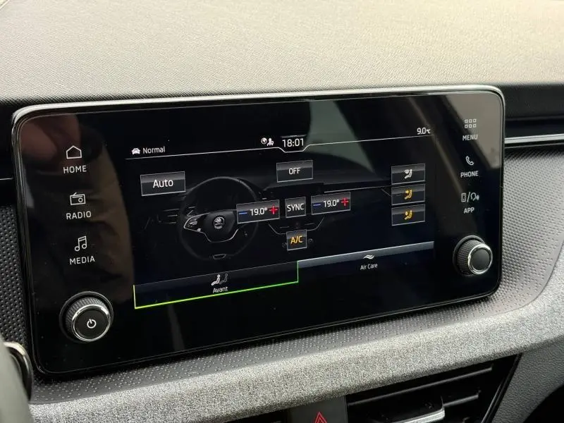 Écran tactile central du Skoda Kamiq 2024 affichant les réglages de climatisation et de température intérieure.
