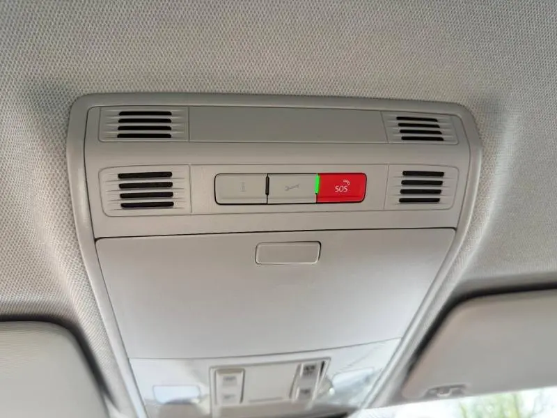 Vue en gros plan du panneau de commande intérieur au plafond du Skoda Kamiq 2024, avec bouton SOS rouge et éclairage intégré.
