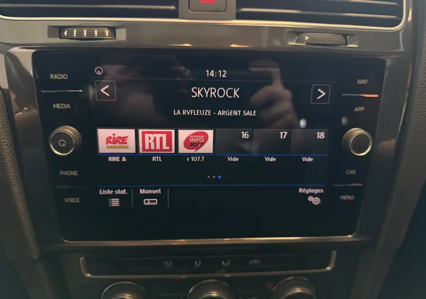 Écran tactile central de la Volkswagen Golf TSI 130 Confortline 2019, affichant la radio Skyrock, intérieur noir.