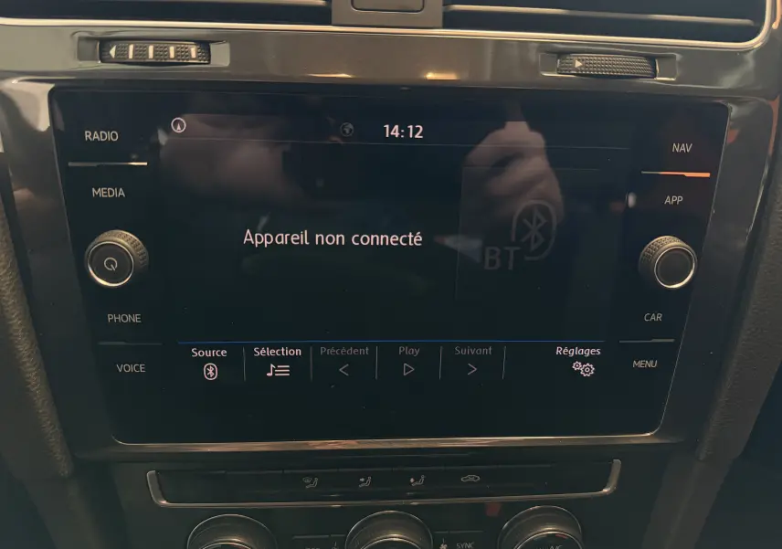 Vue rapprochée de l’écran tactile central de la Volkswagen Golf TSI 130 Confortline 2019 avec affichage Bluetooth non connecté.