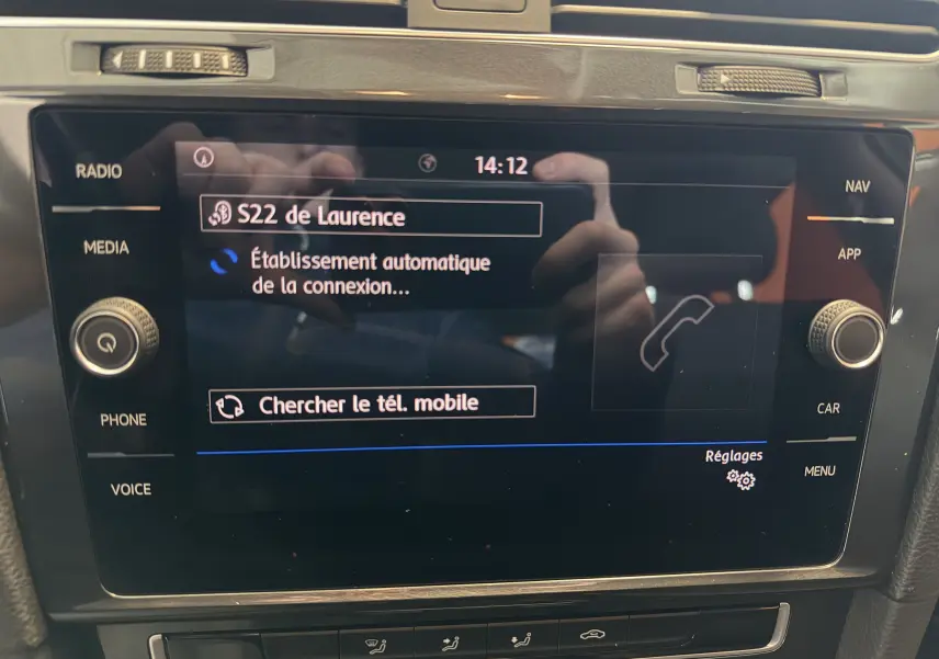 Écran tactile central de la Volkswagen Golf TSI 130 Confortline gris, affichant la connexion Bluetooth en cours.
