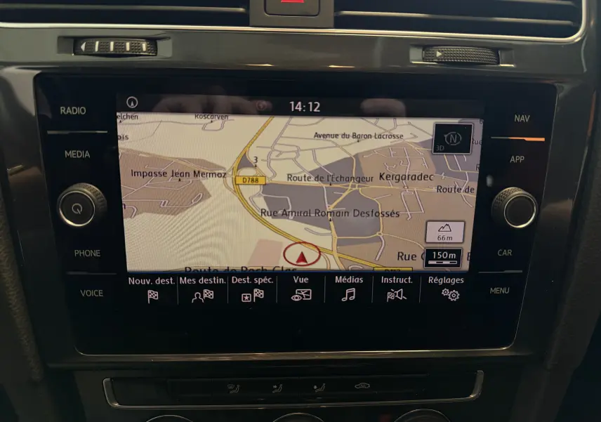 Écran central tactile du tableau de bord de la Volkswagen Golf TSI 130 Confortline 2019 affichant la navigation GPS.