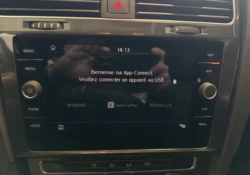 Vue rapprochée de l’écran tactile central noir de la Volkswagen Golf TSI 130 Confortline 2019 affichant App-Connect.
