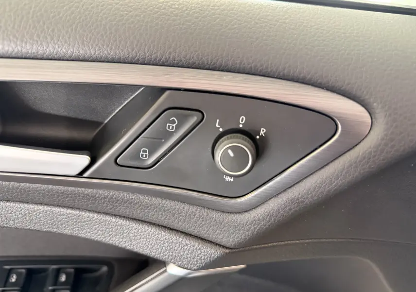 Détail du panneau de commande côté conducteur d'une Volkswagen Golf gris 2019, avec réglage des rétroviseurs et verrouillage centralisé.