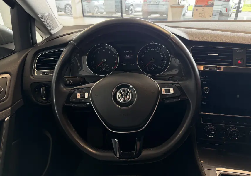 Vue frontale du volant noir de la Volkswagen Golf TSI 130 Confortline 2019 avec tableau de bord et commandes visibles.