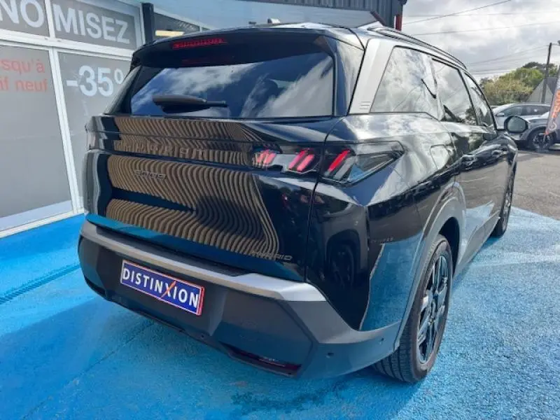 Vue 3/4 arrière droite du Peugeot 5008 Hybrid noir Perla Nera avec feux arrière LED et jantes alu noires.