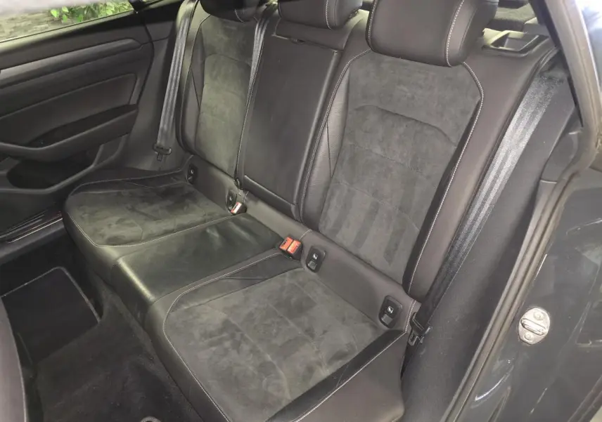 Vue intérieure de la banquette arrière en cuir et alcantara noir du Volkswagen Arteon 2020, côté droit ouvert.