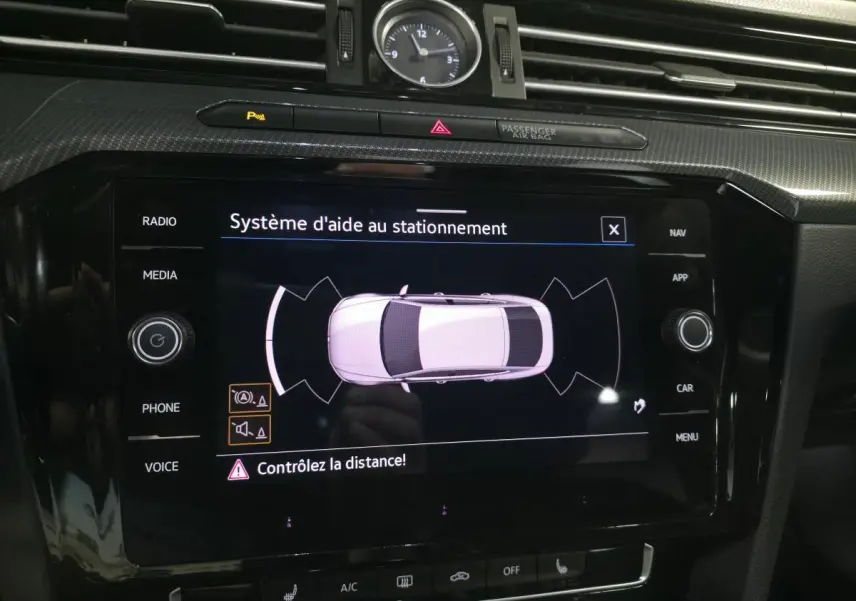 Vue rapprochée de l’écran tactile du système d’aide au stationnement dans un Volkswagen Arteon gris, finition R-Line.