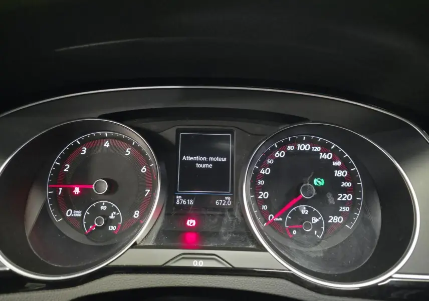 Vue rapprochée du tableau de bord noir du Volkswagen Arteon 2020 avec compte-tours et vitesse affichés.