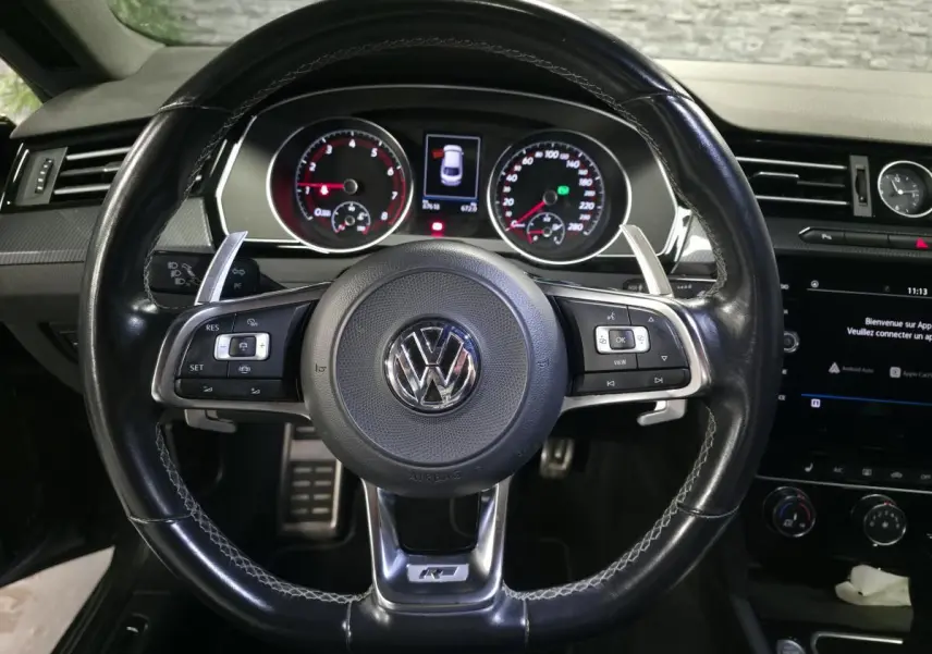Vue frontale centrée sur le volant cuir noir R-Line du Volkswagen Arteon 2020 avec tableau de bord et écran tactile.