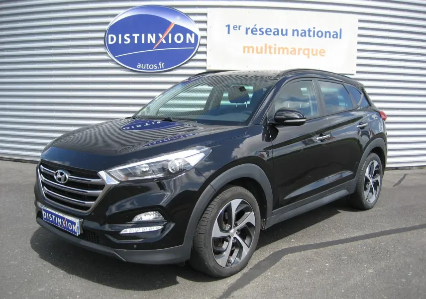 Hyundai Tucson noir fantom metal en 3/4 avant droit, avec jantes alliage et calandre chromée visible.