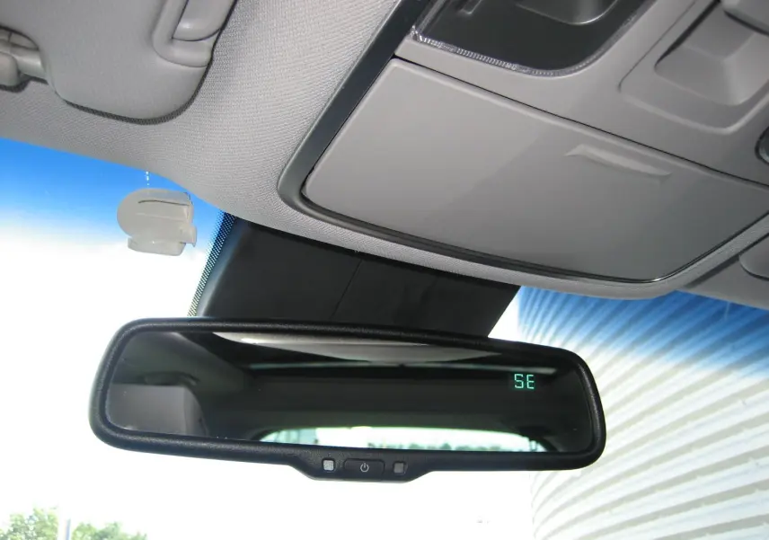 Rétroviseur intérieur avec affichage digital, vue centrée sur le miroir dans un Hyundai Tucson noir fantom metal.
