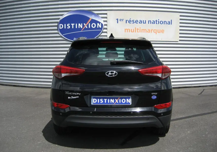 Vue arrière d'un Hyundai Tucson noir fantom metal 2016, avec feux rouges et logo Hyundai bien visibles.