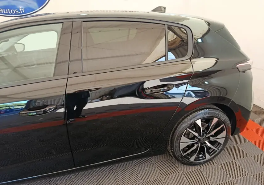 Vue latérale droite d'une Peugeot 308 noire 2026 avec jantes alliage et vitres teintées.