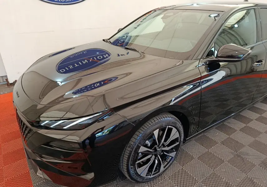 Peugeot 308 BlueHDi 130 en noir, vue 3/4 avant droit, avec jantes alliage et phares LED distinctifs.