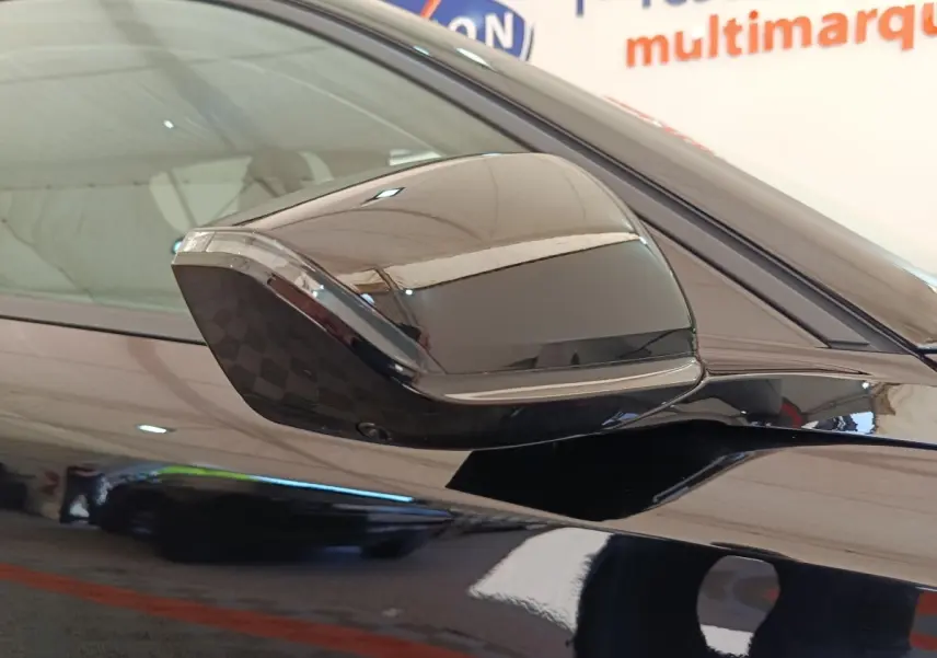 Rétroviseur côté gauche noir brillant de la Peugeot 308 2026, avec surface lisse et reflet net.