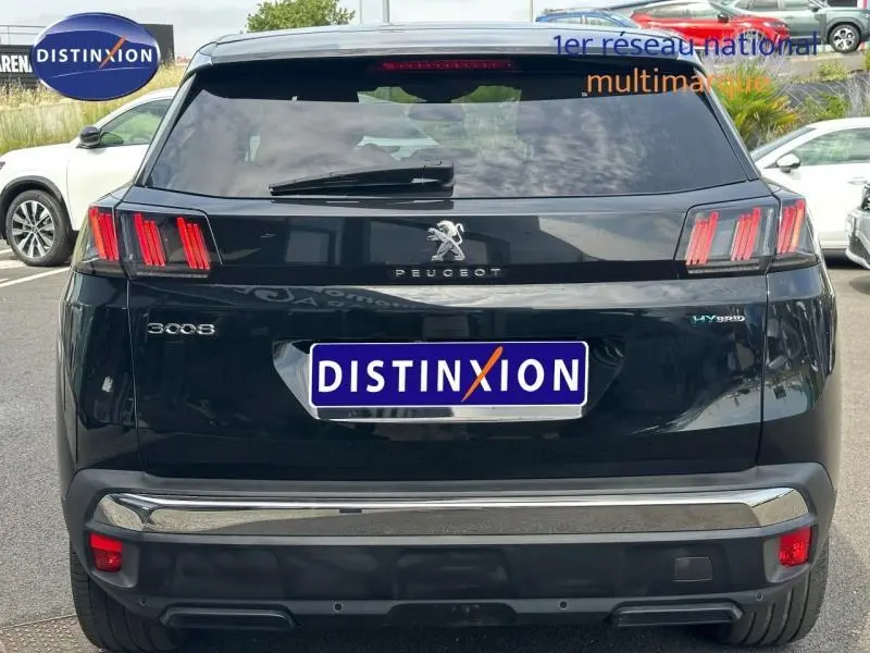 Vue arrière d'un Peugeot 3008 Hybride Rechargeable noir Perla Nera avec feux arrière LED distinctifs et logo central.