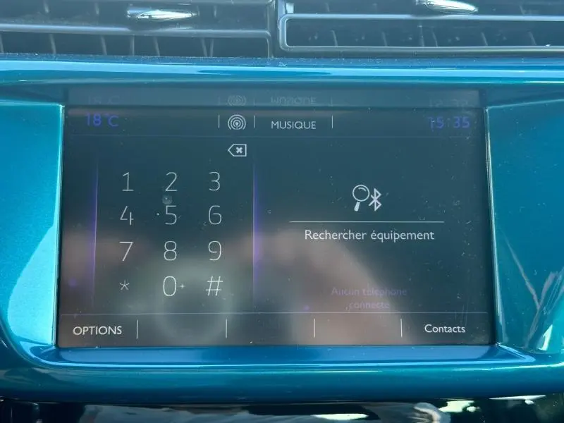Écran tactile central bleu turquoise du DS3 PureTech 2016 affichant le menu de recherche Bluetooth.