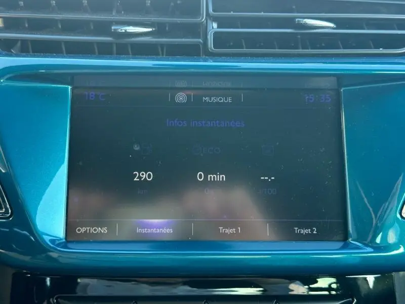 Écran tactile central bleu turquoise de la DS3 2016 affichant les infos instantanées du véhicule.