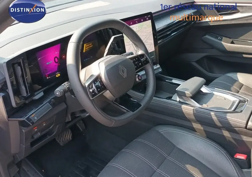 Vue intérieure côté conducteur du Renault Austral E-Tech hybride 2025, tableau de bord numérique et sellerie noire.