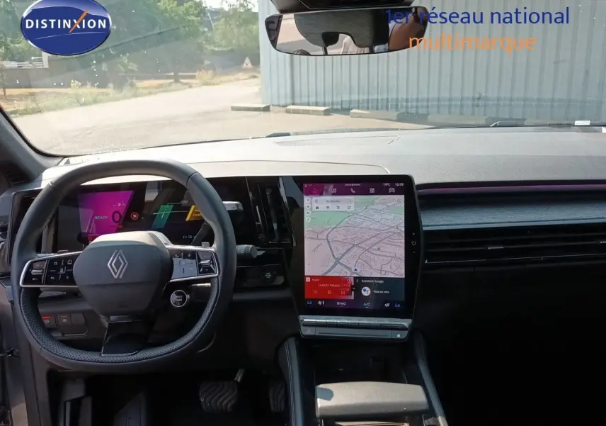 Vue intérieure avant du Renault Austral E-Tech gris schiste, avec tableau de bord numérique et écran tactile central vertical.