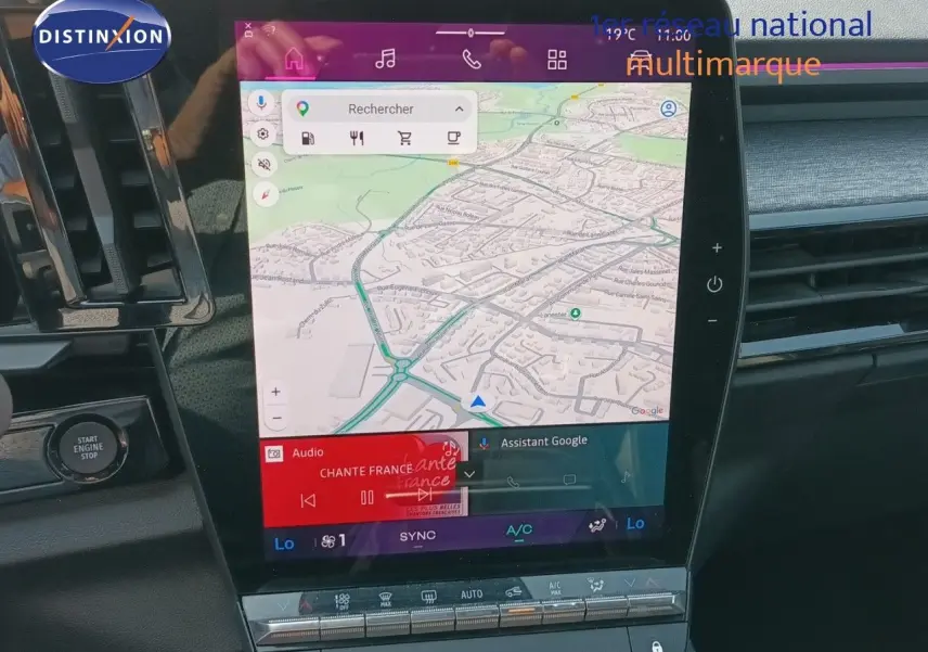 Vue intérieure du tableau de bord du Renault Austral E-Tech 2025, écran tactile central affichant la navigation et les commandes multimédia.