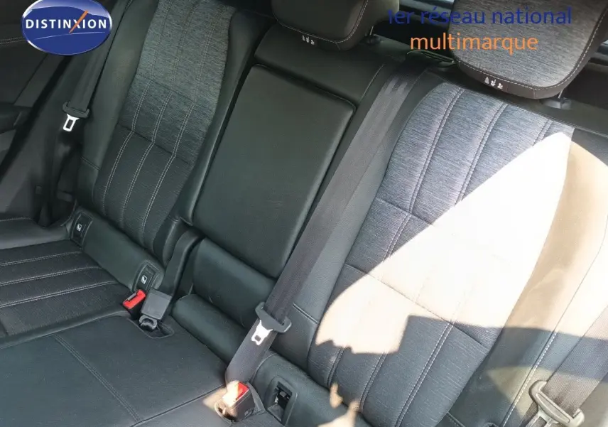 Vue rapprochée des sièges arrière en tissu gris et cuir noir du Renault Austral E-Tech 2025, avec ceinture de sécurité visible.