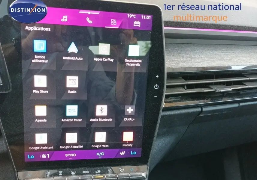 Vue intérieure centrée sur l'écran tactile multimédia du Renault Austral 2025, finition gris schiste métal avec toit noir.