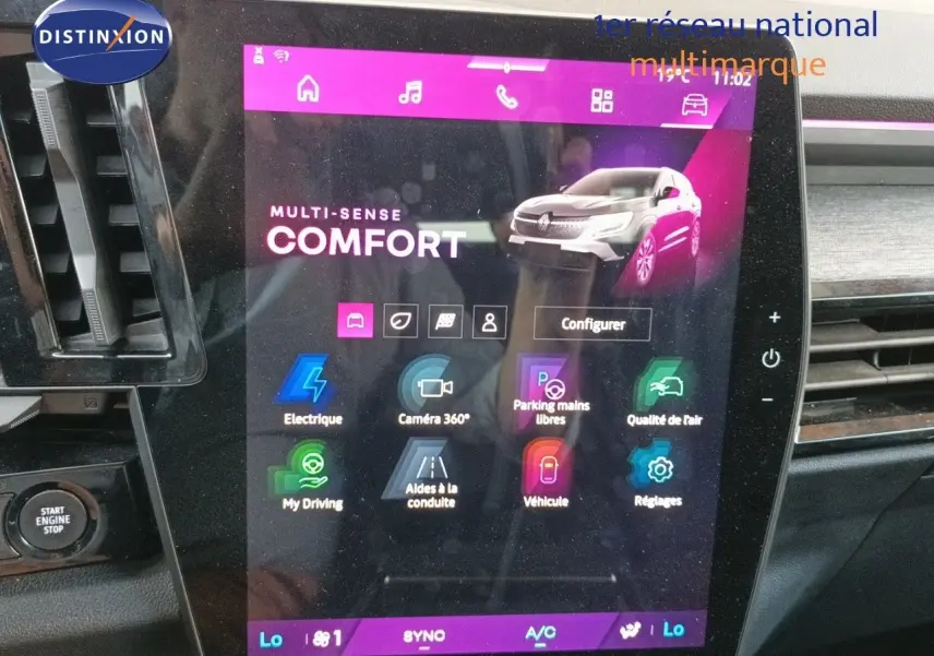 Écran tactile intérieur du Renault Austral 2025, affichant le mode Multi-Sense Confort avec image du véhicule gris schiste et toit noir.