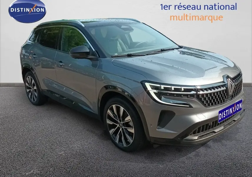 Renault Austral E-Tech hybride gris schiste métal, vue 3/4 avant avec toit noir et jantes alliage noires.