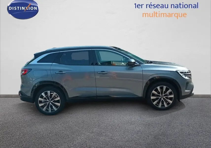 Profil droit du Renault Austral 2025 gris schiste métal avec toit noir et jantes alliage 19 pouces biton.