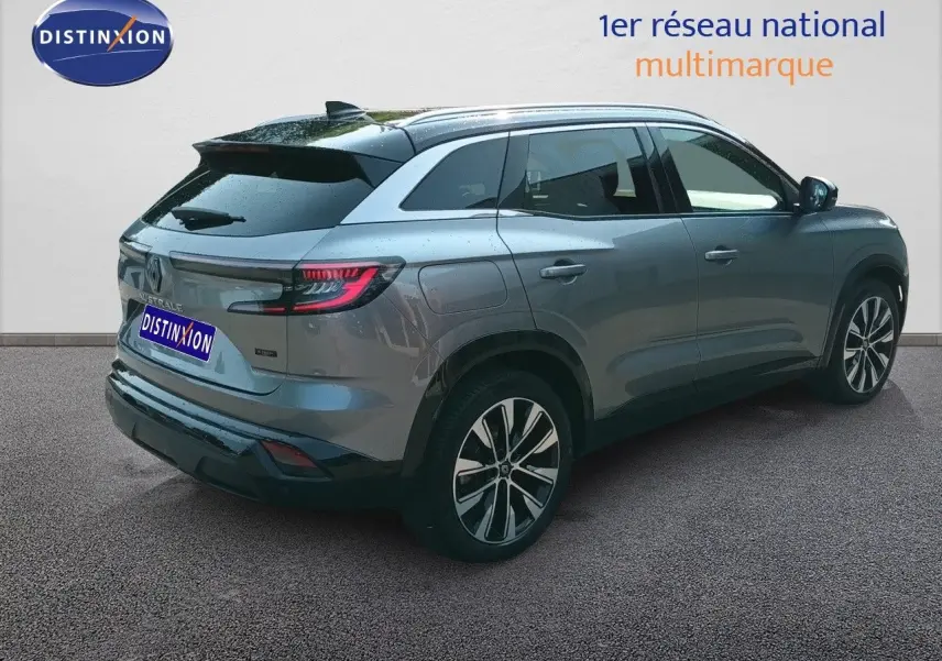 Vue 3/4 arrière droite du Renault Austral gris schiste métal avec toit noir et jantes alliage 19 pouces biton.