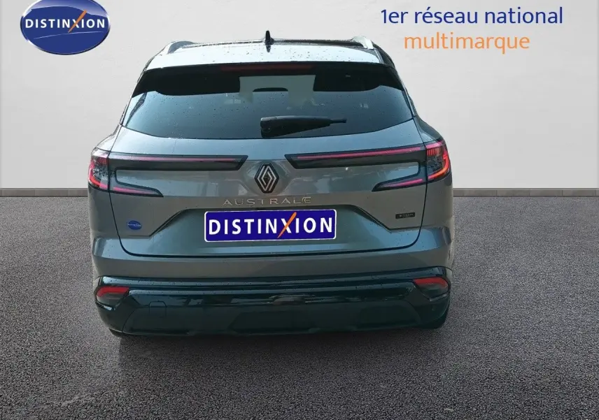 Vue arrière d’un Renault Austral gris schiste métal avec toit noir, mettant en valeur ses feux arrière étirés et son logo central.