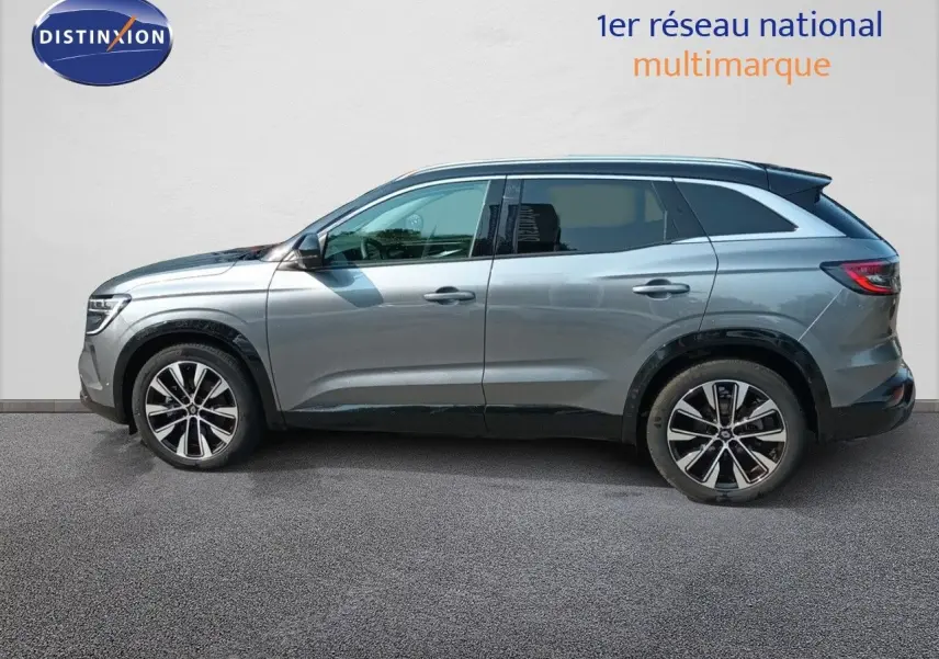 Profil côté gauche du Renault Austral 2025 gris schiste métal avec toit noir et jantes alliage bicolores.